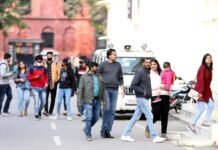 बड़े उछाल के साथ 57 हजार के पार पहुंची यूपी में कोरोना के सक्रिय मरीजों की संख्या, लखनऊ में मिलें सबसे अधिक 2181 संक्रमित तीसरी लहर में कोरोना