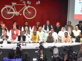 अखिलेश का झटका