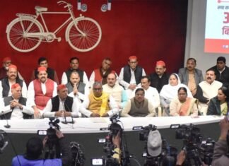 अखिलेश का झटका