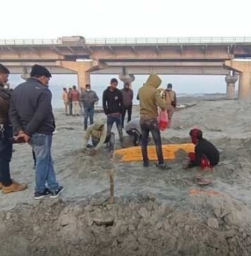 पोस्टमार्टम के बाद दोबारा दफनाया गया दलित युवती का शव