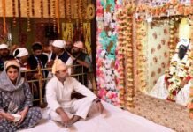 जयंती पर संत रविदास मंदिर में राहुल-प्रियंका ने टेका मत्था, श्रद्धालुओं में किया प्रसाद वितरण संत रविदास मंदिर