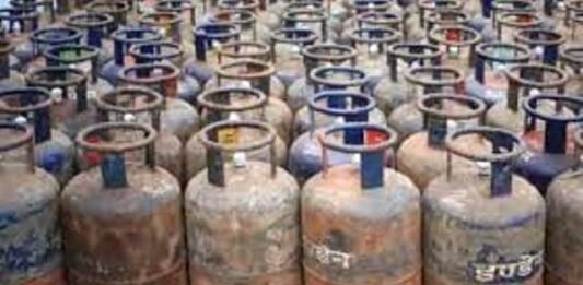 चुनावी मौसम में कम हुए कॉमर्शियल गैस सिलेंडर के दाम कॉमर्शियल गैस सिलेंडर