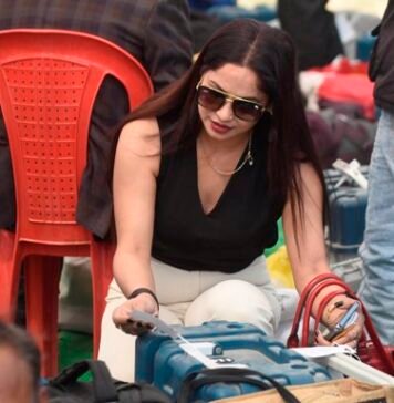 चुनाव में ग्लैमर का तड़का, लखनऊ में पीली साड़ी वाली रीना ने बदला लुक चुनाव में ग्लैमर का तड़का