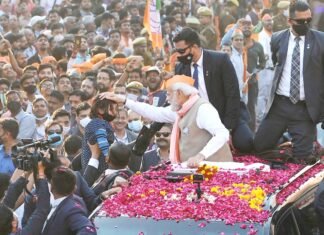 वाराणसी में हुआ नरेंद्र मोदी का भव्य स्वागत, रोड-शो निकाल प्रधानमंत्री ने विश्वनाथ मंदिर में की पूजा वाराणसी में रोड शो