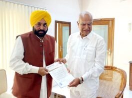 राज्यपाल बनवारीलाल पुरोहित से मिले भगवंत मान ने पंजाब में सरकार बनाने का पेश किया दावा पंजाब के राज्यपाल