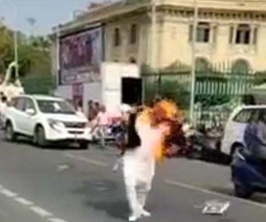 सपा नेता ने लगाई आग
