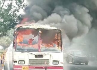 बस में लगी आग