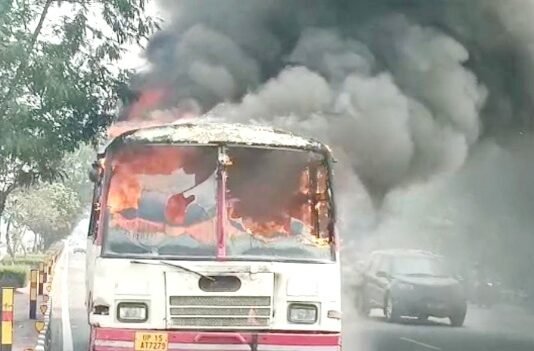 गोमतीनगर के फन मॉल के पास रोडवेज की चलती बस में लगी आग, यात्रियों ने कूदकर बचाई जान बस में लगी आग