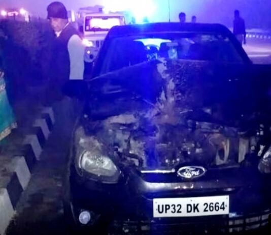 चुनाव प्रचार से लौट रहे AAP के नेताओं की लखनऊ-आगरा एक्सप्रेस-वे पर पलटी कार, विधायक समेत पांच घायल विधायक अखिलेश पति त्रिपाठी