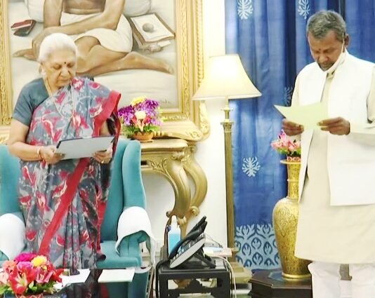 राज्यपाल आनंदीबेन पटेल ने रमापति शास्त्री को दिलाई विधानसभा के प्रोटेम स्पीकर की शपथ प्रोटेम स्पीकर