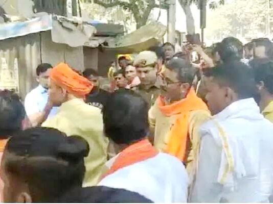 सातवें चरण में मतदान के बीच वाराणसी में मंत्री नीलकंठ तिवारी की हुई पुलिस से नोकझोंक नीलकंठ तिवारी