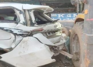 ट्रैक्टर से टकराई केशव मौर्या के बेटे की कार, बाल-बाल बचे रोड एक्सिडेंट