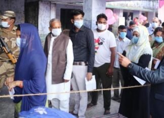 नौ जिलों में वोटिंग