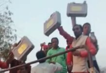 वाराणसी मतगणना स्थल से EVM ले जा रहे वाहन को सपाईयों ने पकड़ा, चोरी का आरोप लगा किया हंगामा, अखिलेश ने उठाएं सवाल ईवीएम चोरी