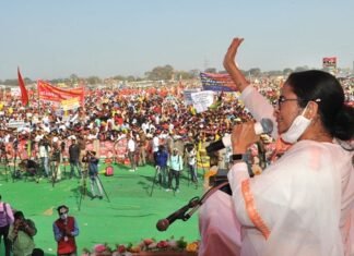 काले झंड़े दिखाने पर वाराणसी की जनसभा में बोलीं ममता बनर्जी, ‘कायर नहीं योद्धा हूं मैं’ मै योद्धा हूं