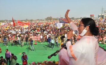 काले झंड़े दिखाने पर वाराणसी की जनसभा में बोलीं ममता बनर्जी, ‘कायर नहीं योद्धा हूं मैं’ मै योद्धा हूं