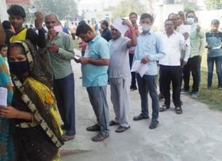 #UPElection: पूर्वांचल की 54 सीटों पर मतदान, कई जगह खराब EVM ने रोकी वोटिंग, वाराणसी में बूथ गड़बड़ी करने पर हटाया गया दरोगा मतदान