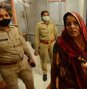 BJP कार्यालय के बाहर महिला ने किया आत्मदाह का प्रयास, पुलिस पर लगाया गंभीर आरोप आत्मदाह की कोशिश