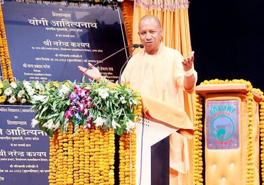 विश्वविद्यालय में बोले सीएम योगी, यूपी के हर युवा को फ्री में मोबाइल-टैबलेट देकर बनाएंगे स्मार्ट फ्री में मोबाइल टैबलेट
