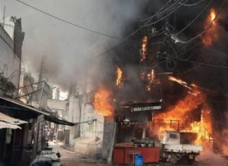 अमीनाबाद में लगी आग