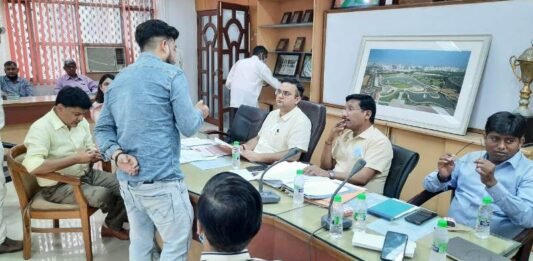 डेढ़ दशक से प्लॉट के लिए LDA में भटक रहे रिटायर्ड इंस्पेक्टर ने जनता अदालत में लगाई गुहार जनता अदालत में गुहार