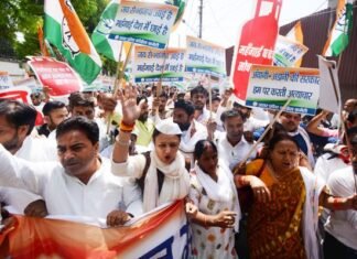 महंगाई के विरोध में कांग्रेस ने लखनऊ में किया प्रदर्शन, पुलिस से हुई झड़प कांग्रेस का प्रदर्शन