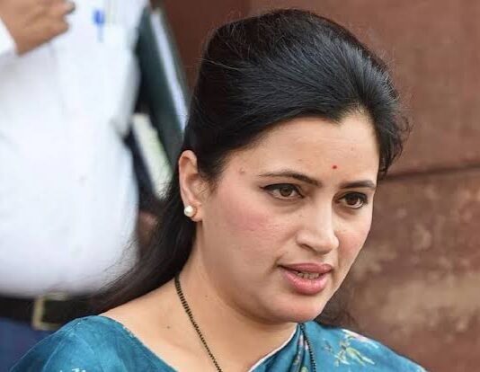 सांसद नवनीत राणा व उनके पति को कोर्ट से नहीं मिली राहत, 29 अप्रैल को होगी सुनवाई नवनीत राणा