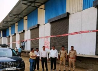 हजारों वर्ग फिट में फैले अवैध निर्माण को फीनिशिंग के बाद सील करने पहुंचे LDA के इंजीनियर, फोटो भी खिचवाई फैले अवैध निर्माण