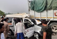 UP: मरीज ले जा रही एंबुलेंस की DCM से टक्कर, एक ही परिवार के पांच सदस्यों समेत सात की मौत बरेली में सड़क हादसा