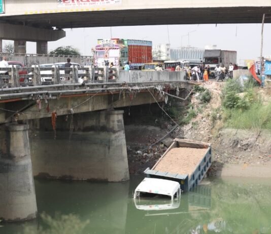 इंदिरा नहर में गिरा मौरंग भरा ट्रक, शीशा तोड़कर बची ड्राइवर-हेल्पर की जान इंदिरा नहर