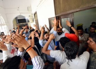 प्रोफेसर के काशी विश्वनाथ पर दिए बयान के विरोध में ABVP ने लखनऊ यूनिवर्सिटी में किया प्रदर्शन, लगाए नारे लखनऊ यूनिवर्सिटी