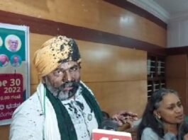 प्रेसवार्ता में राकेश टिकैत पर हमला, फेंकी गई स्याही, किसान नेता ने लगाया सरकार पर ‘मिलीभगत’ का आरोप