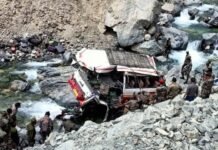 लद्दाख: फिसलकर नदी में गिरा सेना का वाहन, सात जवानों की गई जान, कई घायल सेना का वाहन