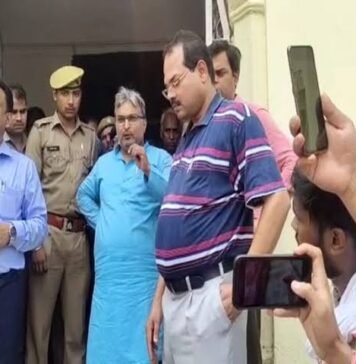विश्वनाथ मंदिर पर टिप्पणी करने वाले LU के प्रोफेसर रविकांत पर प्रॉक्टर ऑफिस के सामने छात्र ने किया हमला, दी जाति सूचक गालियां, मुकदमा दर्ज प्रोफेसर रविकांत