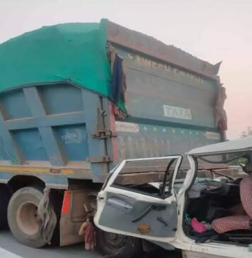 UP: एक्सप्रेसवे पर खड़ी डंपर में बोलेरे के घुसने से चार महिलाओं समेत एक ही परिवार के पांच सदस्यों की दर्दनाक मौत, दो घायल सड़क हादसा