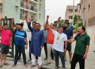 घंटों लाइट गायब रहने व सुनवाई न होने से आक्रोशित सोपान इन्क्लेव के आवंटियों ने लगाए एलडीए मुर्दाबाद के नारें सोपान इन्क्लेव