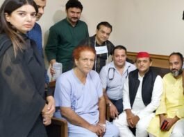 आजम खान से मिलने अस्पताल पहुंचे अखिलेश, जेल से छूटने के बाद हुई पहली मुलाकात आजम खान