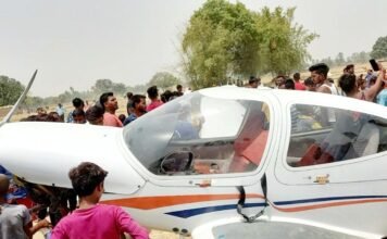 अमेठी में ट्रेनिंग एयरक्राफ्ट की खेत में इमरजेंसी लैंडिंग से मचा हड़कंप, बड़ा हादसा टला ट्रेनी एयरक्राफ्ट
