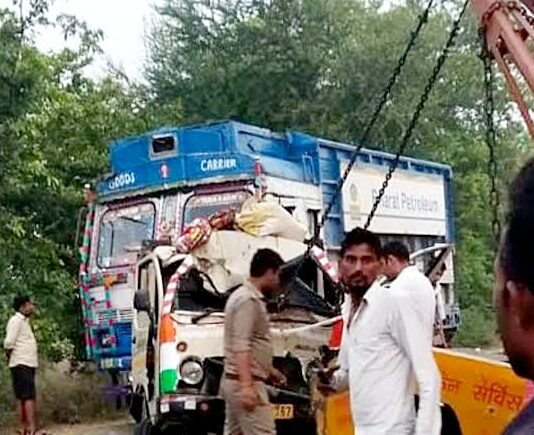 पीलीभीत में दर्दनाक हादसा, DCM पलटने से हरिद्वार से लौट रहे दस श्रद्धालुओं की मौत, सात घायल पीलीभीत एक्सीडेंट