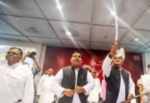 सपा से अलग हुई महान दल की राह, केशव देव का आरोप, “चाटुकारों से घिरे अखिलेश, मिलने के लिए भी लगते हैं पैसे” केशव देव मौर्या