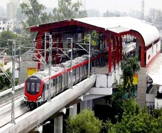 चारबाग से एयरपोर्ट जाने वाली मेट्रो ठप, यात्री रहे परेशान लखनऊ मेट्रो