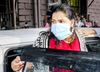 गिरफ्तारी के बाद अर्पिता मुखर्जी की चार कीमती कारें पार्किंग से गायब अर्पिता मुखर्जी की कारें