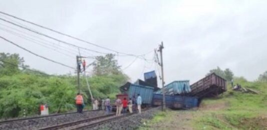 मालगाड़ी पटरी से उतरी
