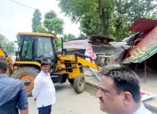 झंडे पोस्टर की दुकान
