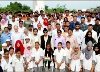 आजम खान ने फहराया तिरंगा