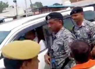 डिप्टी CM केशव मौर्या की सुरक्षा में चूक, पटरी दुकानदारों ने काफिला रोक पुलिस पर लगाया उत्पीड़न का आरोप, सौंपा शिकायती पत्र सुरक्षा में चूक