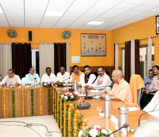 प्रधानमंत्री आवास का निरीक्षण कर सीएम योगी की अफसरों को चेतावनी, ‘जनता के टैक्स के एक-एक पैसे का देना होगा हिसाब’ जनता के पैसे