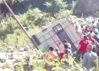 खाई में गिरी यात्रियों से भरी बस, 11 की मौत, 25 घायल, कई की हालत गंभीर खाई में गिरी बस