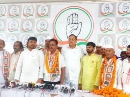 लखनऊ में सपा के पूर्व विधायक छोटेलाल गंगवार समेत कई नेताओं ने थामा कांग्रेस का दामन