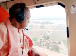 CM योगी ने बाढ़ ग्रस्त क्षेत्रों का किया निरीक्षण, DM से मांगी राहत कार्यों की रिपोर्ट बाढ़ ग्रस्त इलाकों का दौरा